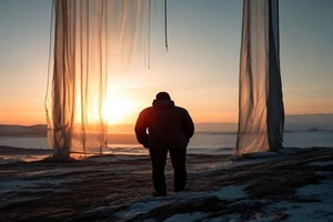 Isolation réflective et rideaux thermiques : astuces pas chères pour l'hiver